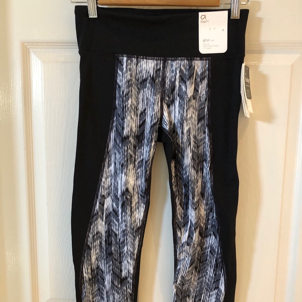GAP sculpt compression crops NWT size small